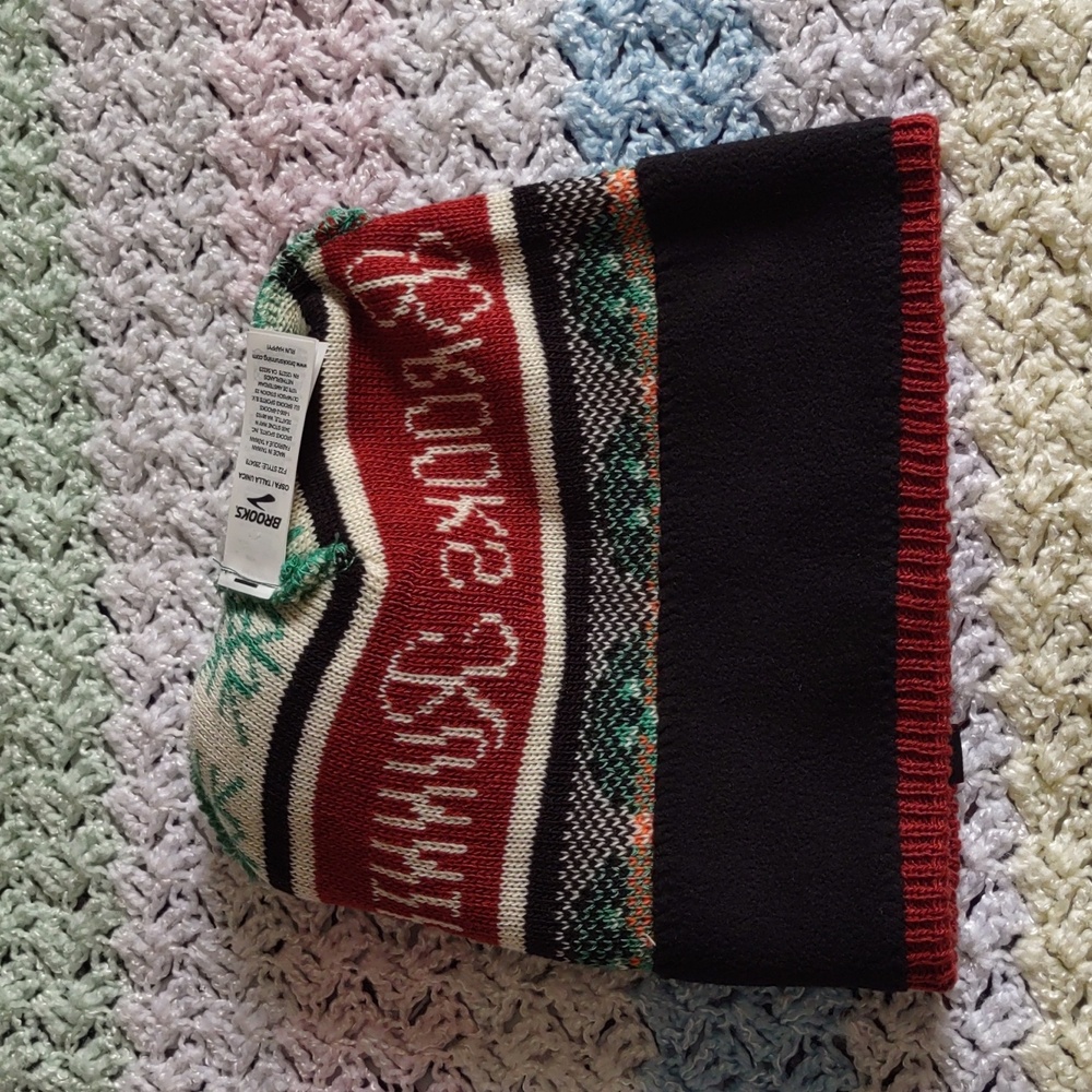 Brooks Heritage Run Merry Pom Beanie OSFA - Picture 9 of 11